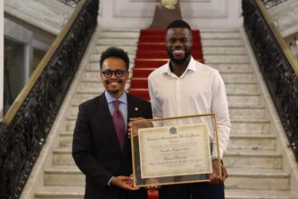 Rafael Satiê entregou o Título de Cidadão Honorário do Município do Rio de Janeiro a Samuel Eleotério