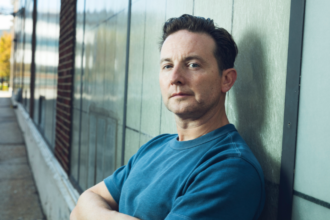 Elliot Latner (Kevin Scanlon)